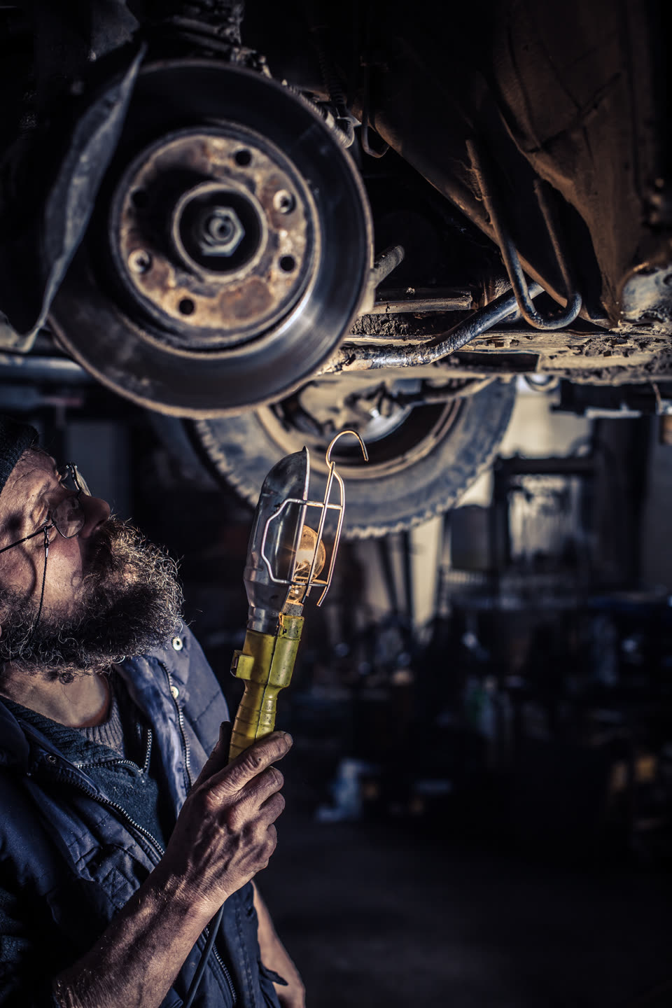 Mechaniker prüft ein Fahrzeug in der Werkstatt von Premio Jäger in München-Moosach