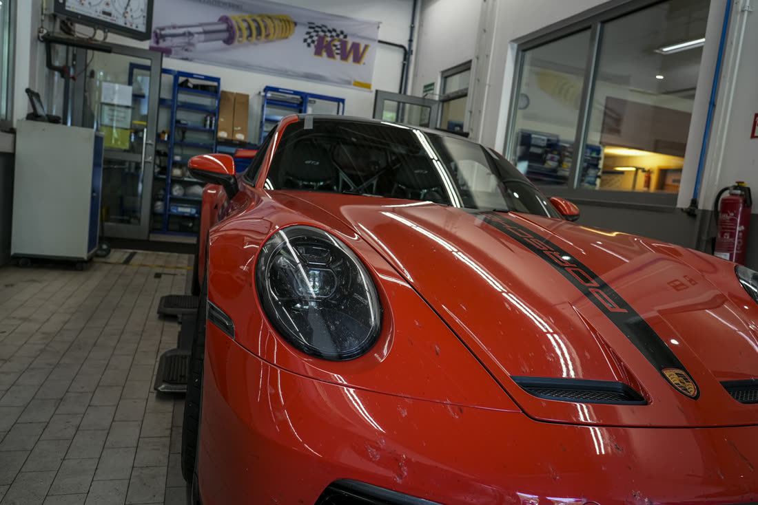 Porsche 911 in der Werkstatt vor dem Fahrwerks-Regal