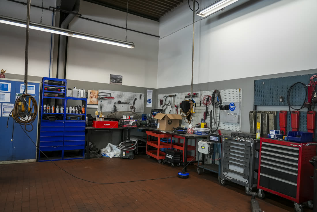 Blick in die Werkstatt mit Werkzeugwagen und Arbeitsplätzen